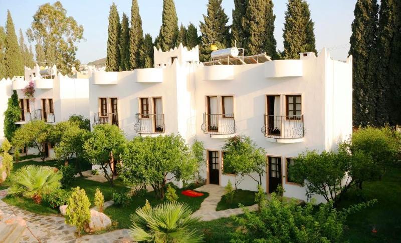 Safir Hotel Битез Екстериор снимка