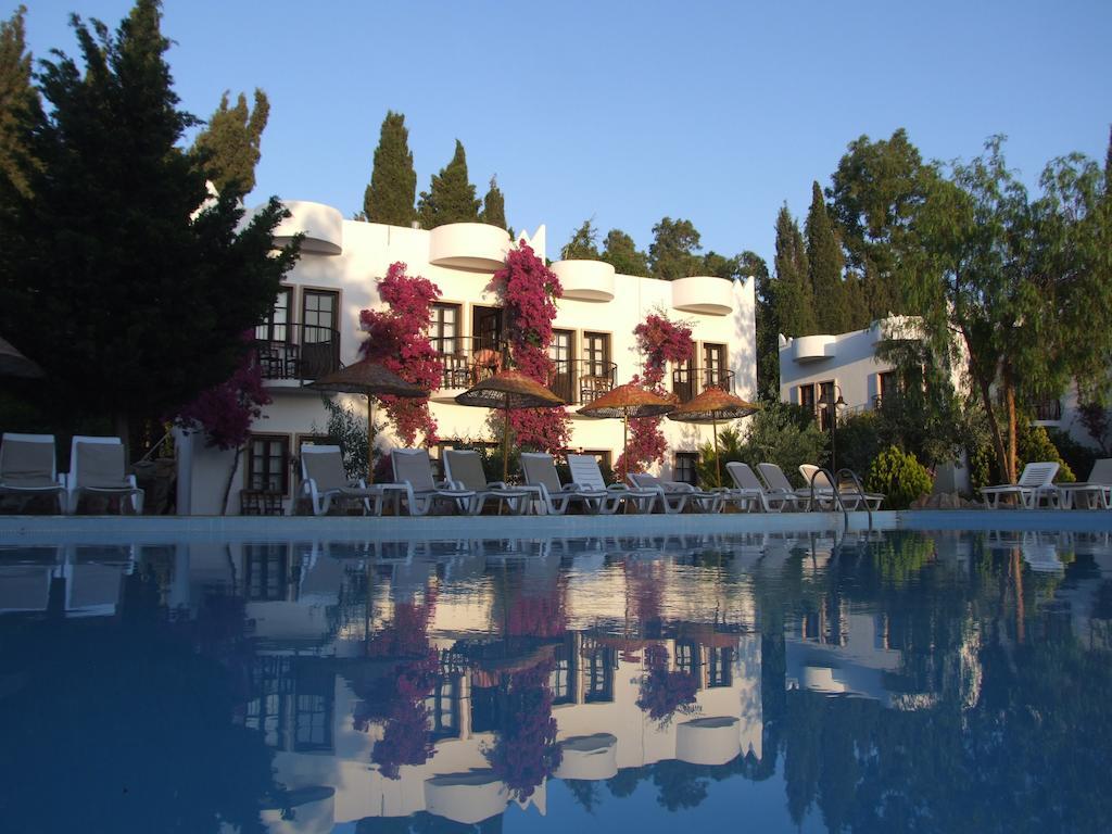Safir Hotel Битез Екстериор снимка
